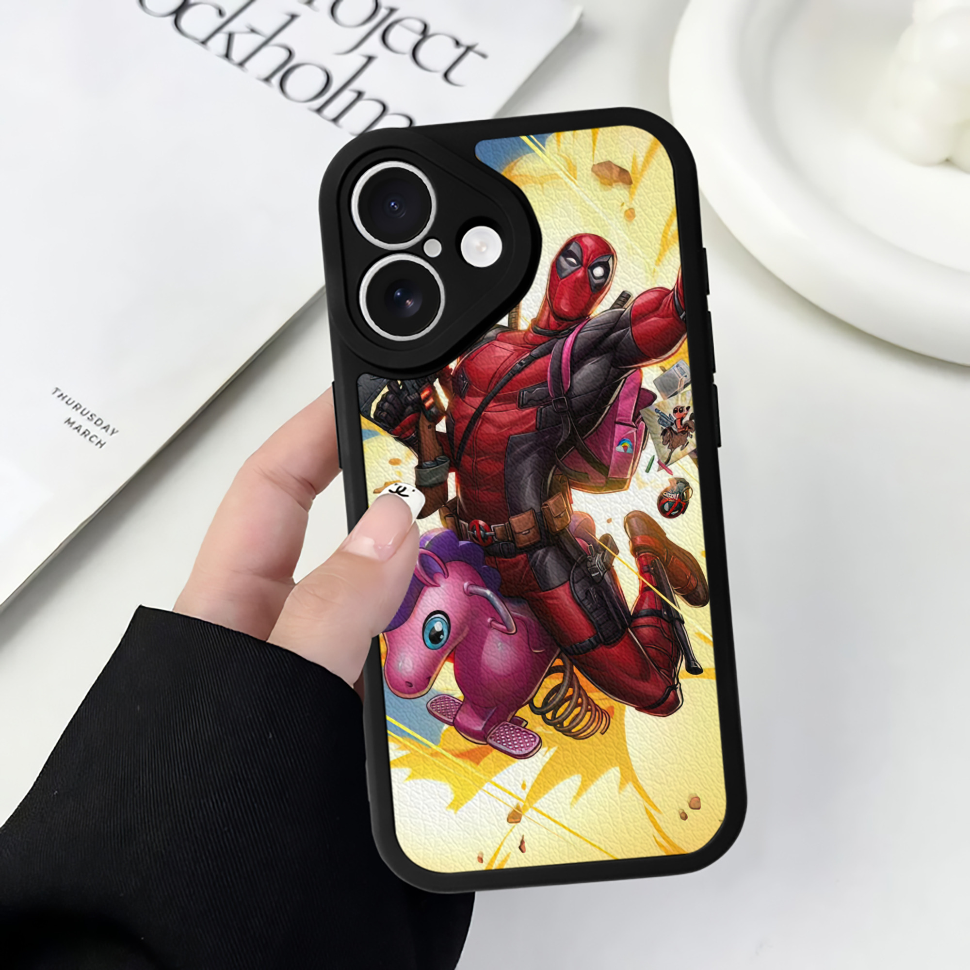（画像用） Deadpool デッドプール 【iPhone 16シリーズ対応】シリコンスマホケース（レザー調） 材質：シリコン